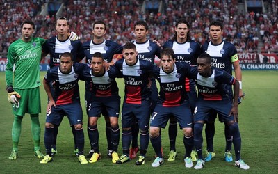 亚美电竞独家-久保建英赛后和队友拥抱庆祝